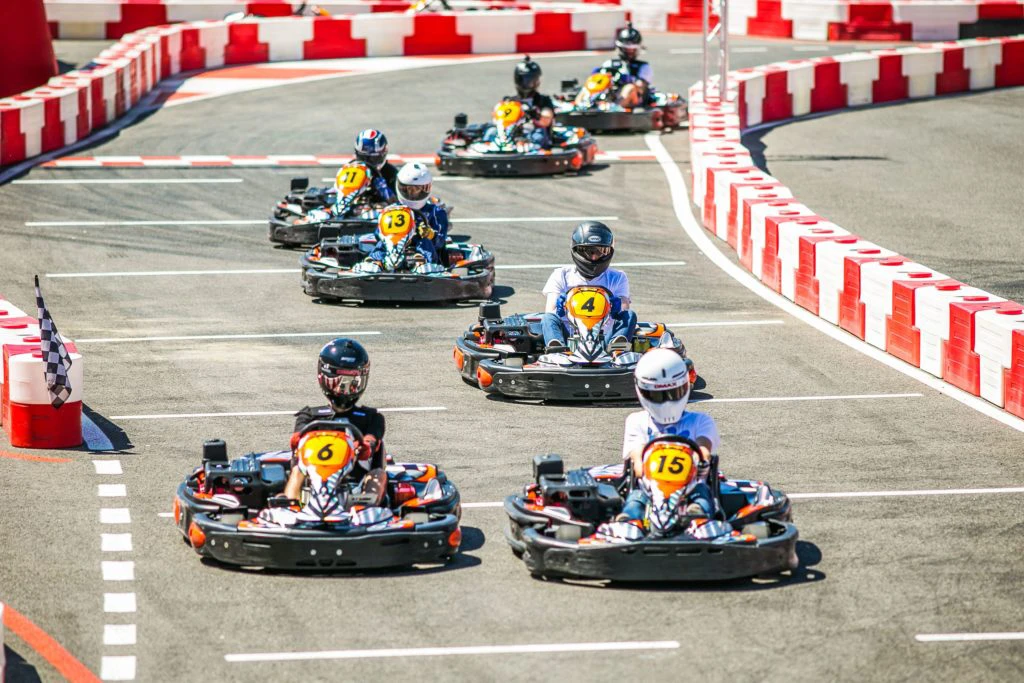 Vouchery i bony na gokarty jako prezent dla fana motoryzacji i F1